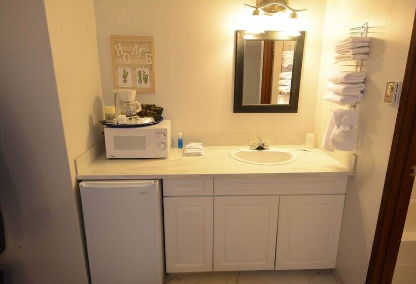 חדר סטנדרט לארבעה, Christina Lake Motel And Rv Park