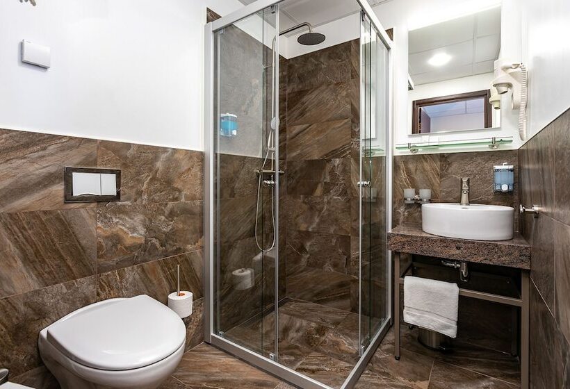 اتاق استاندارد سه نفره, Adoryal Hotell