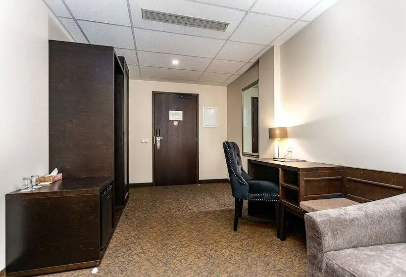 اتاق استاندارد سه نفره, Adoryal Hotell