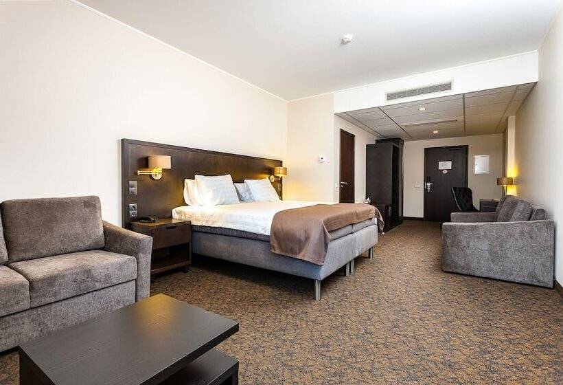 اتاق استاندارد سه نفره, Adoryal Hotell