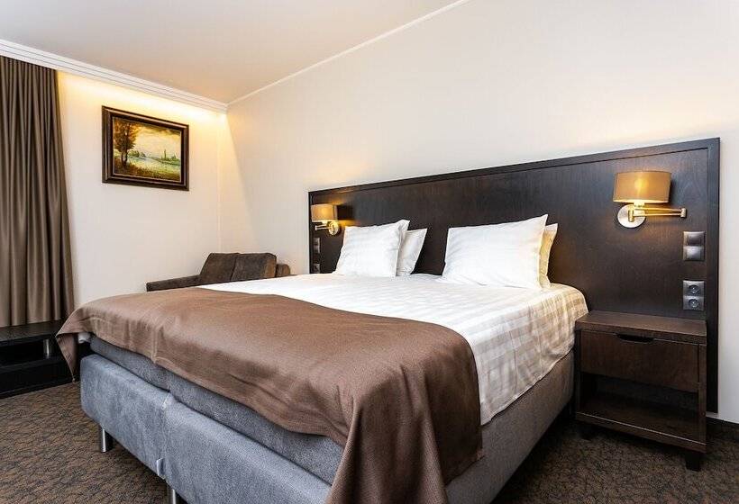 اتاق استاندارد سه نفره, Adoryal Hotell