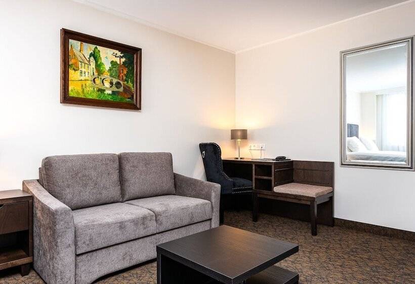 اتاق خانوادگی, Adoryal Hotell