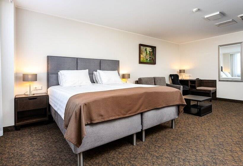 اتاق خانوادگی, Adoryal Hotell