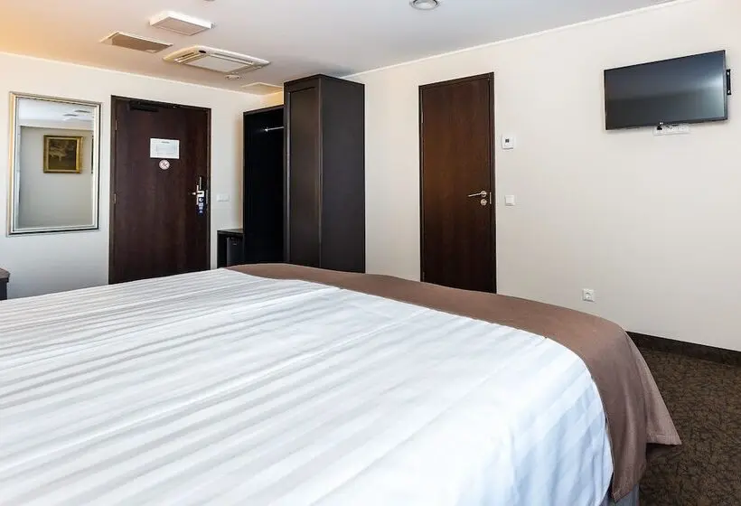 اتاق خانوادگی, Adoryal Hotell