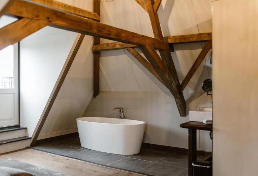 סוויטה אקזקיוטיב, Chapter