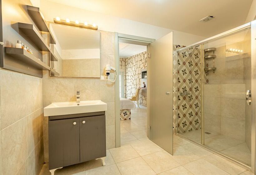 Camera Deluxe, Deruni Ilıca