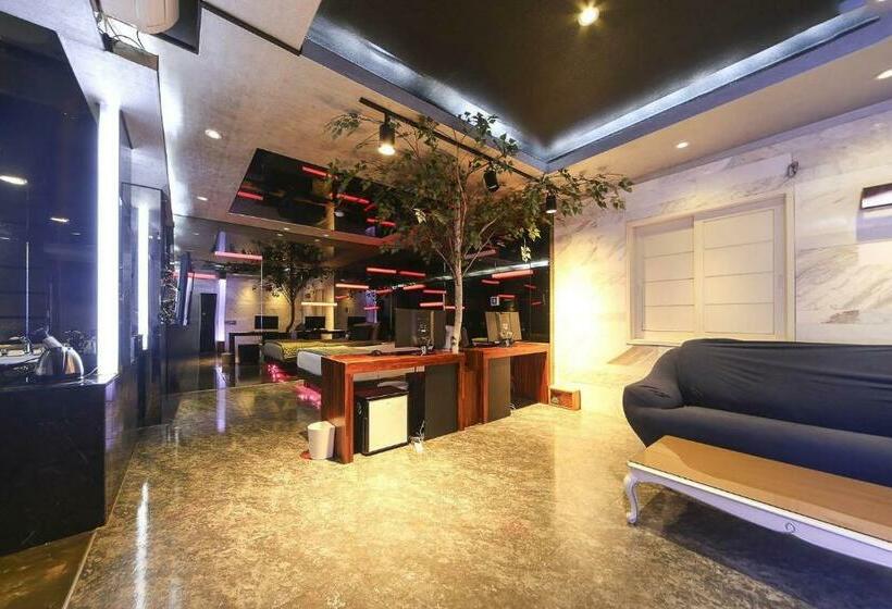 اتاق پرمیوم, Login