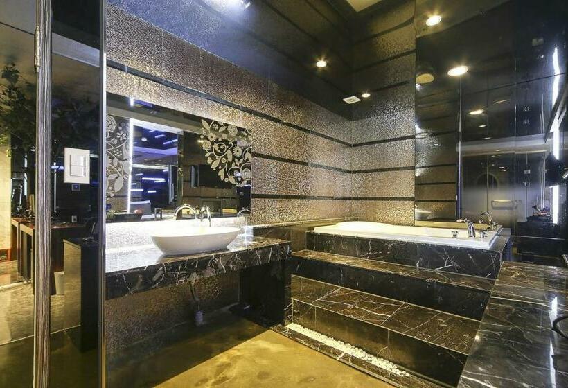 اتاق پرمیوم, Login