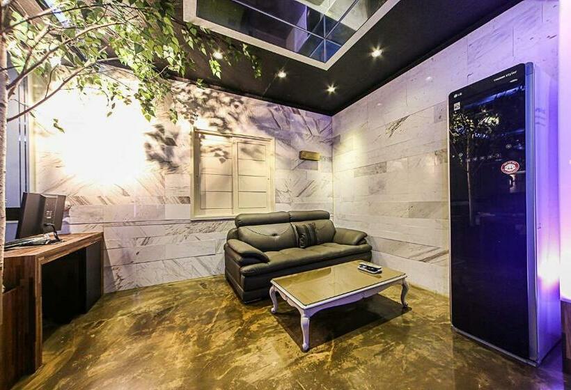 اتاق اجرایی, Login