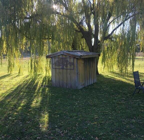 غرفة عائلية, Creswick Motel