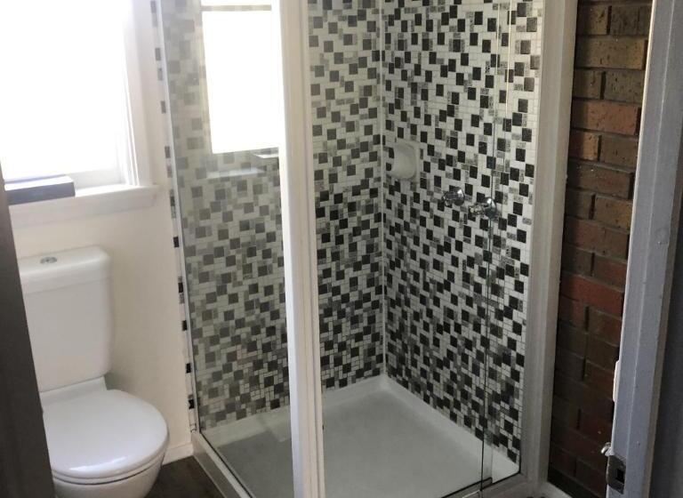 غرفة عائلية, Creswick Motel