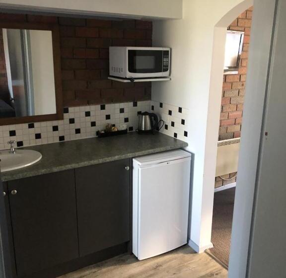 غرفة عائلية, Creswick Motel
