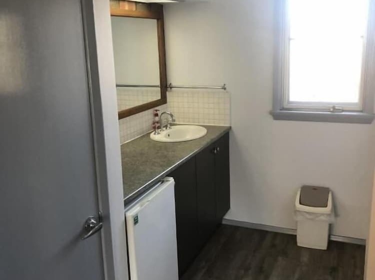 غرفة عائلية, Creswick Motel