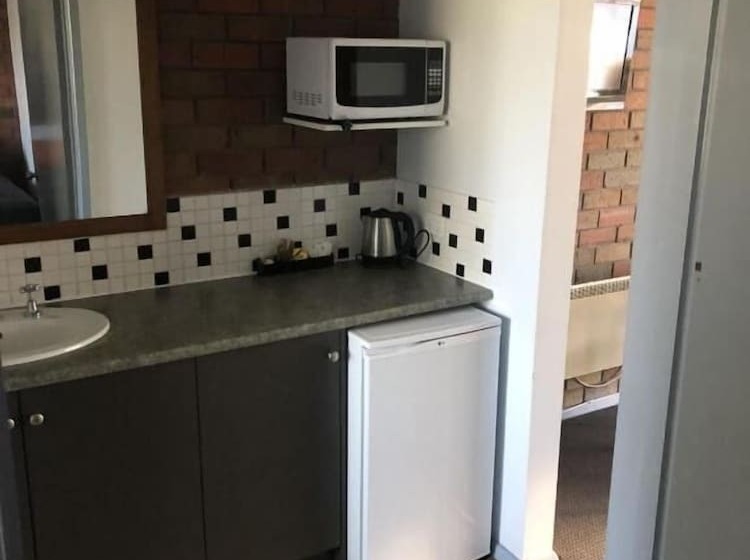 غرفة عائلية, Creswick Motel