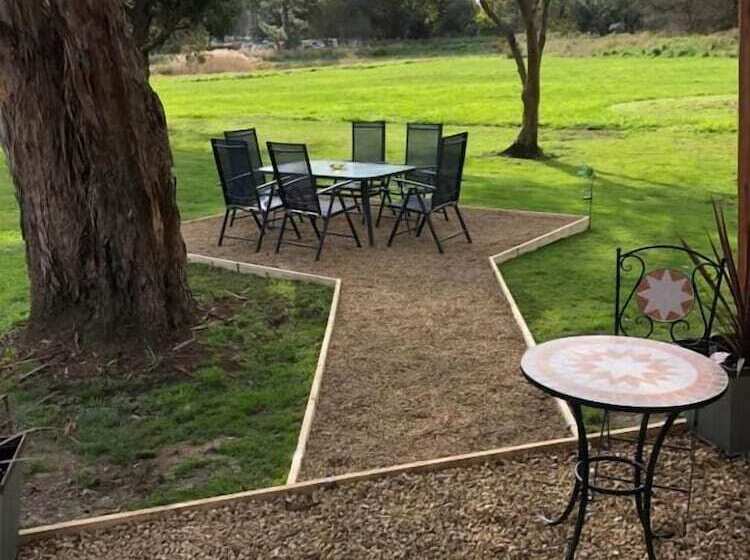 غرفة عائلية, Creswick Motel