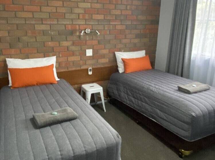 غرفة عائلية, Creswick Motel