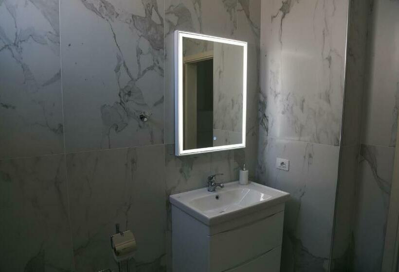 חדר דלוקס לשלושה עם נו לים, Julius