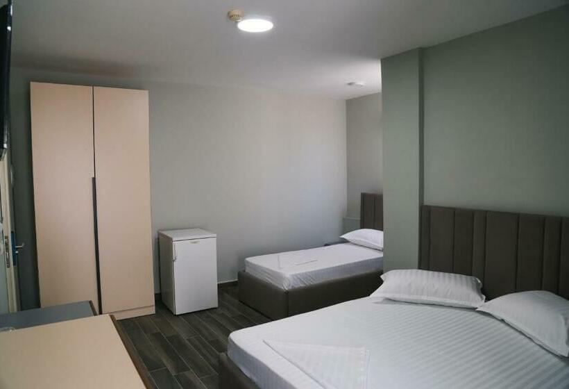 חדר דלוקס לשלושה עם נו לים, Julius