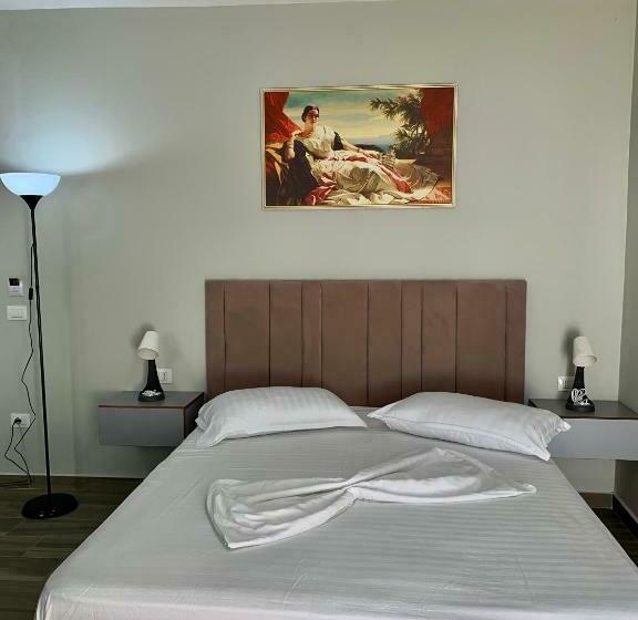 חדר דלוקס לשלושה עם נו לים, Julius