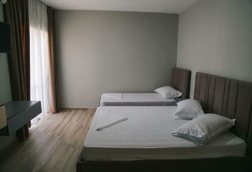 חדר דלוקס לשלושה עם נו לים, Julius