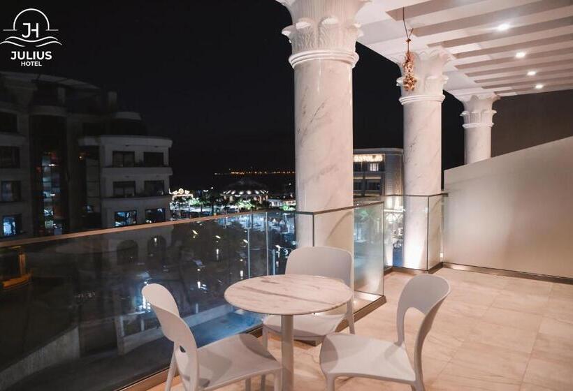 חדר דלוקס לשלושה עם נו לים, Julius