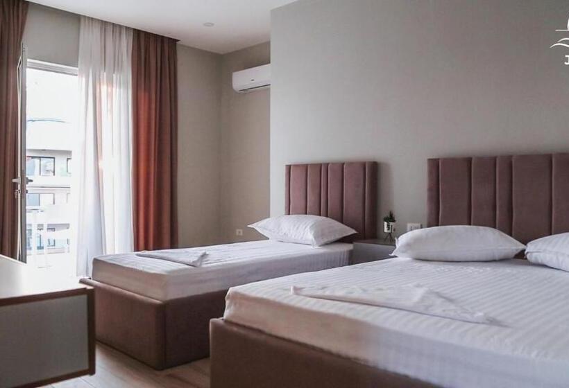 חדר דלוקס לשלושה עם נו לים, Julius