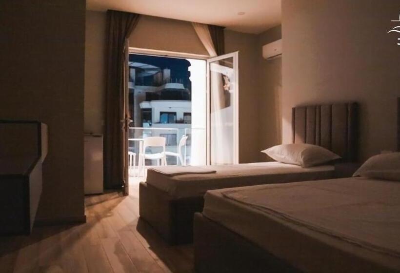 חדר דלוקס לשלושה עם נו לים, Julius