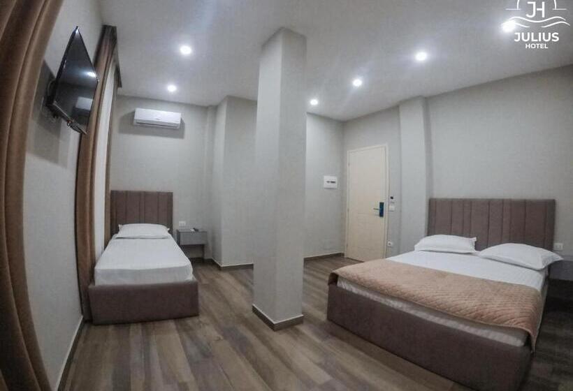 חדר דלוקס לשלושה עם נו לים, Julius