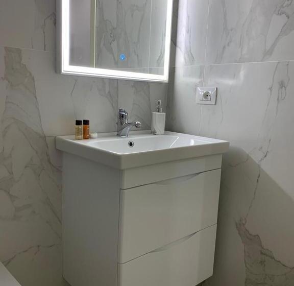 חדר דלוקס לשלושה עם נו לים, Julius