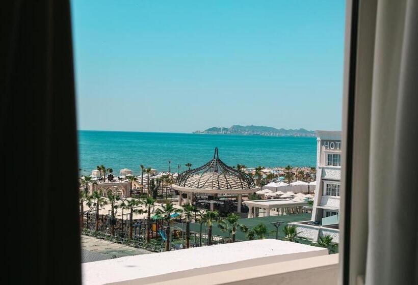 חדר דלוקס לשלושה עם נו לים, Julius