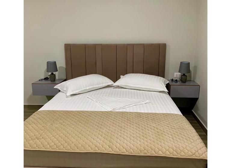 חדר דלוקס, Julius