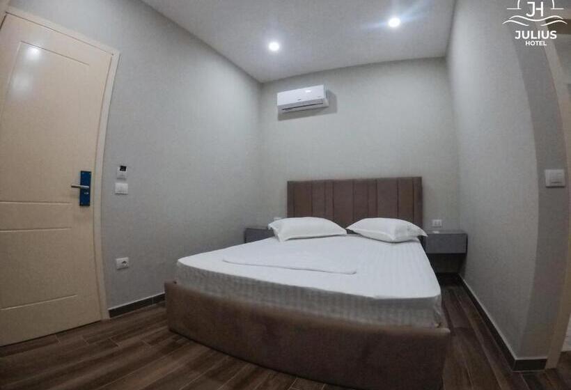 חדר דלוקס, Julius