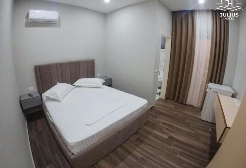 חדר דלוקס, Julius