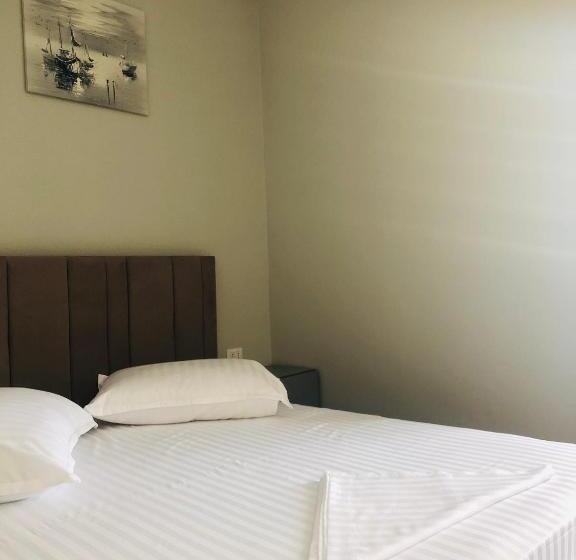 חדר דלוקס, Julius