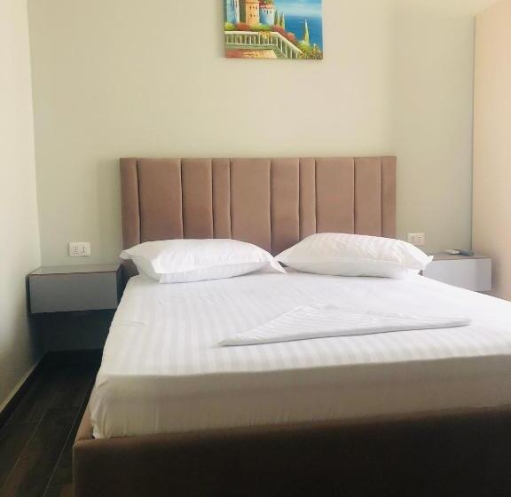 חדר דלוקס, Julius