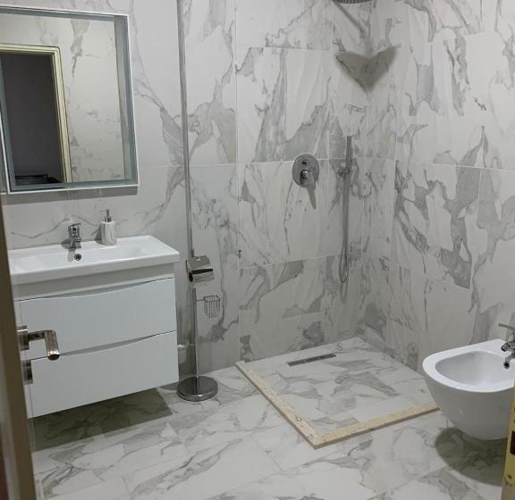 חדר דלוקס, Julius