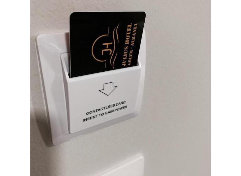 חדר דלוקס, Julius