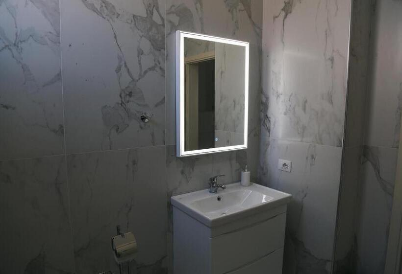 חדר דלוקס, Julius