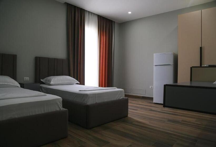 חדר משפחתי, Julius