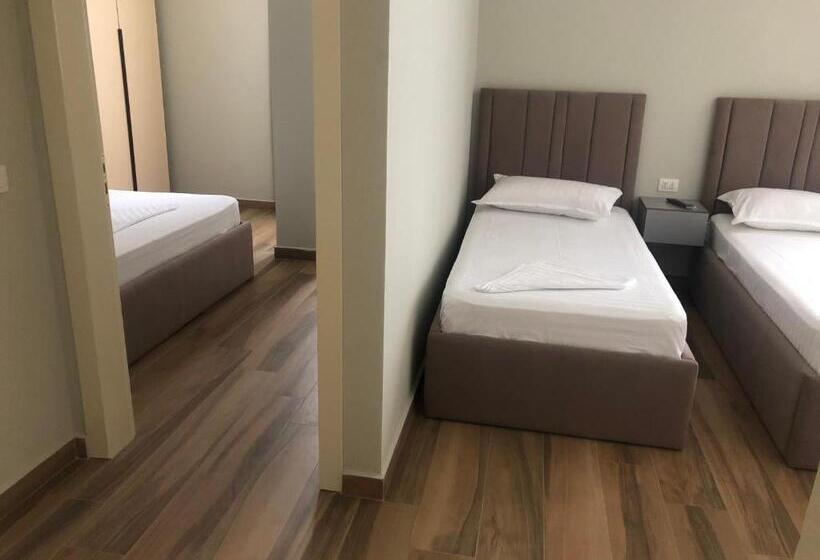 חדר משפחתי, Julius