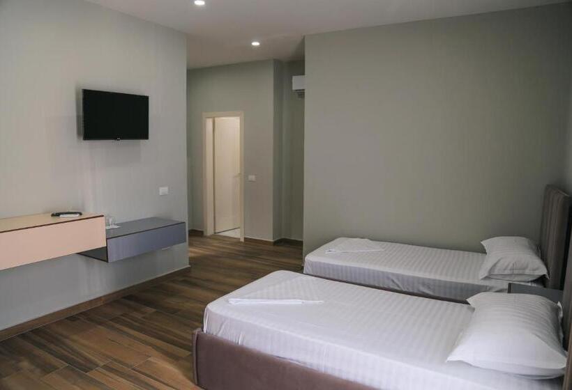 חדר משפחתי, Julius