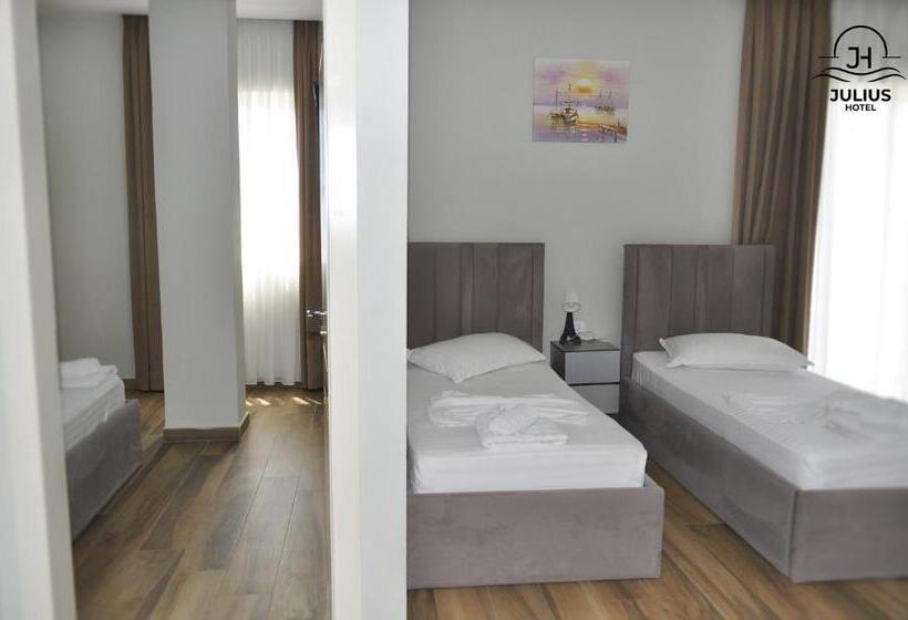 חדר משפחתי, Julius