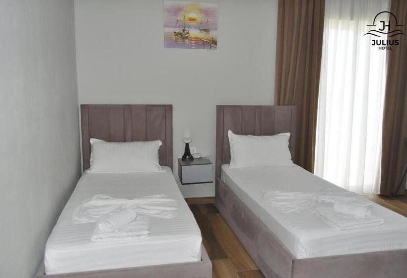 חדר משפחתי, Julius