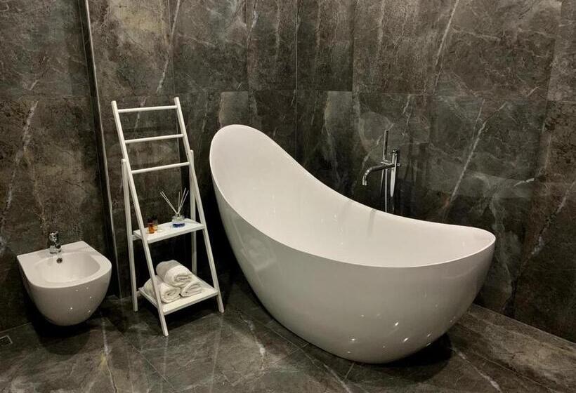 סוויטה נוף לים, Julius