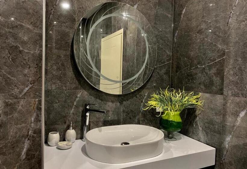 סוויטה נוף לים, Julius