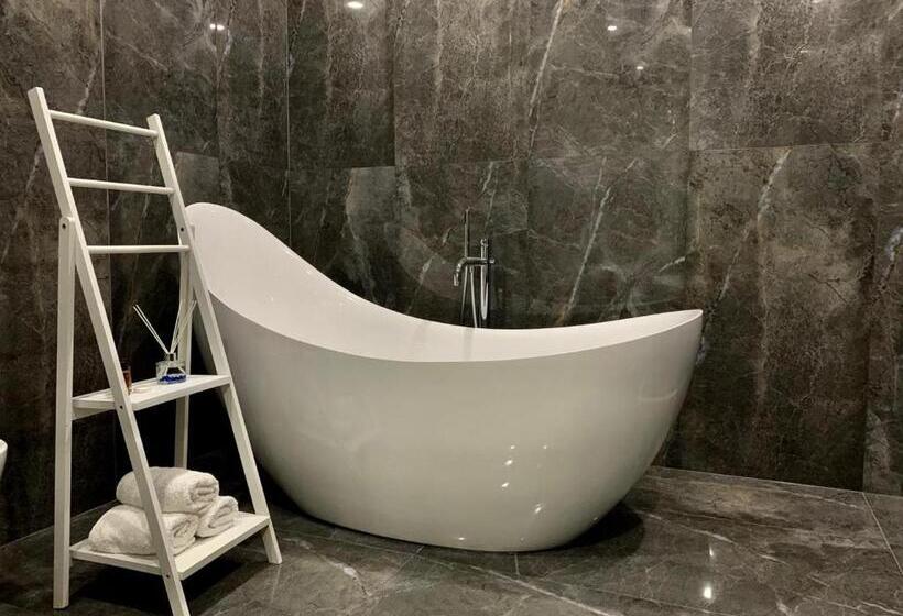 סוויטה נוף לים, Julius