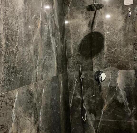 סוויטה נוף לים, Julius