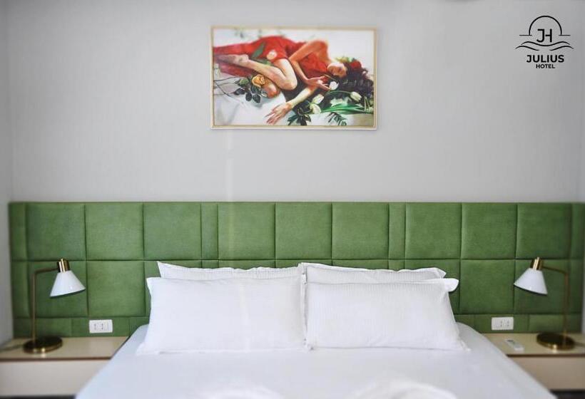 סוויטה נוף לים, Julius