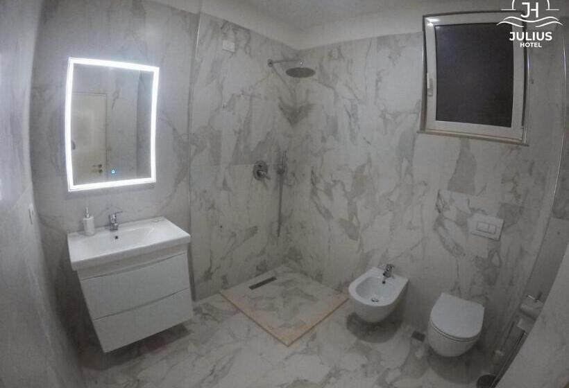 חדר דלוקס, Julius