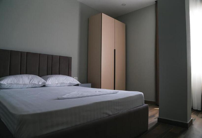 חדר דלוקס, Julius